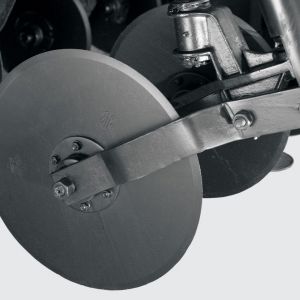 Aligned cutter disc 18” (available for 4000, 4500, 5000 and 5500), unaligned 20” (available for 6500 and 7500) with independent spring and individual adjustment.