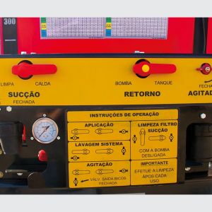 Control panel where several adjustments are made, application dosage, agitation and washing of the system.